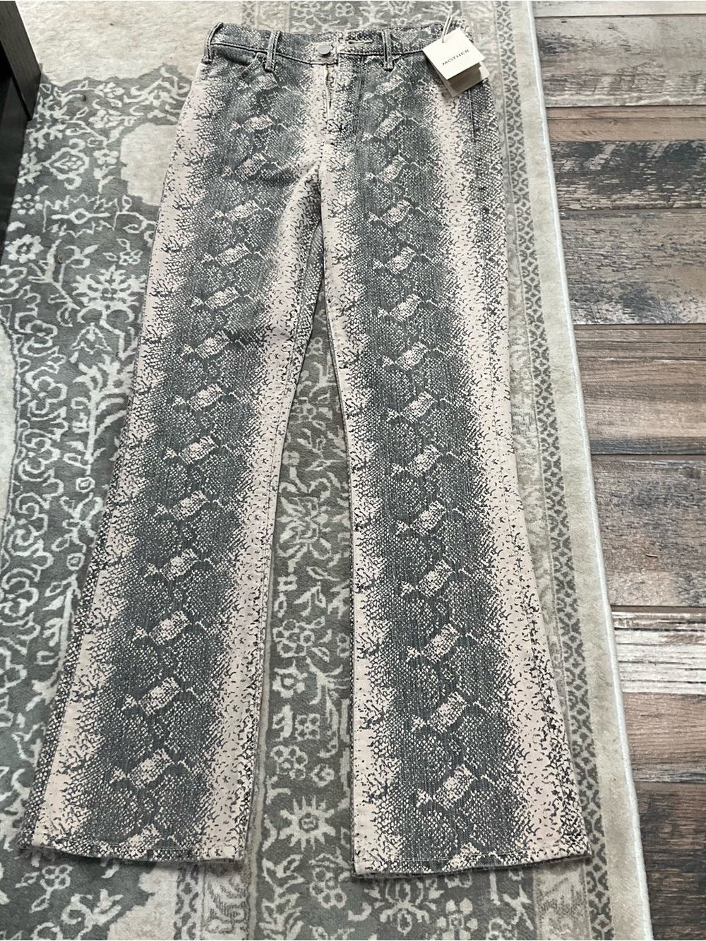 NWT MOTHER Boa BabeThe Hustler Flood Snake-Print Jeans Gray and Cream 24